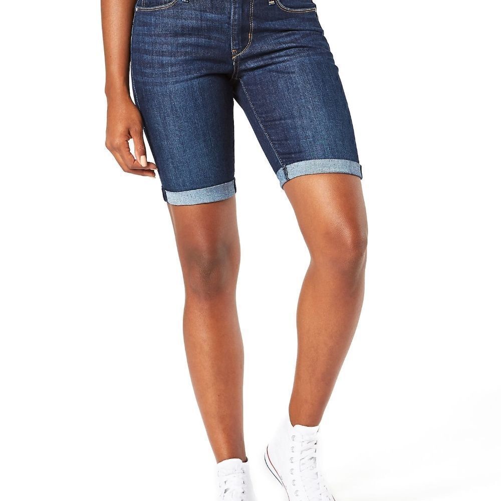 Levi’s Bermuda shorts Mid rise slim through hip and thigh women’s size 6/W28